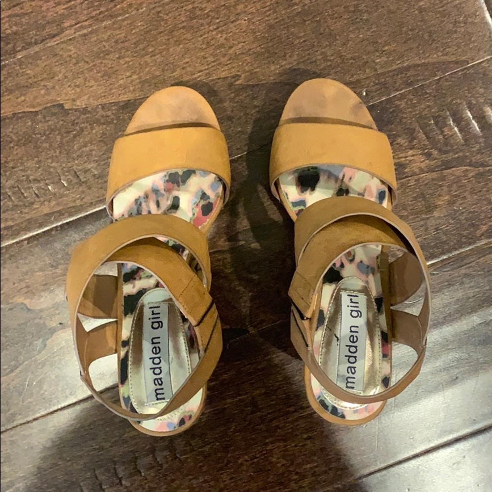 STEVE MADDEN Tan Heels